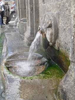 Detalle del agua que brota de la fuente.